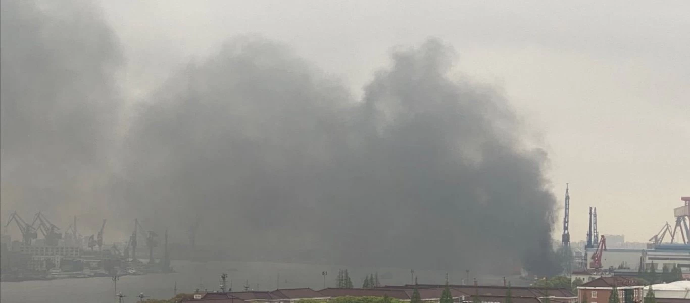 Στις φλόγες το νέο υπό ναυπήγηση ελικοπτεροφόρο της Κίνας (φωτό, βίντεο)